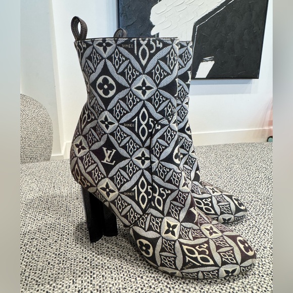 Louis Vuitton Shoes - Louis Vuitton silhouette cloth ankle boots